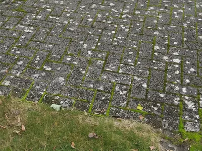 Foto einer Terrasse mit dunklem Belag, vom Kunden geschickt