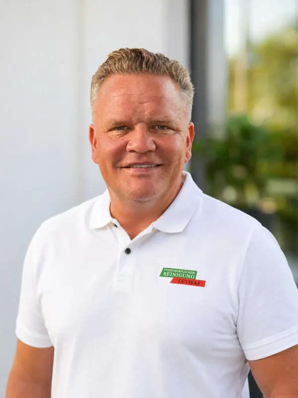 Karsten Lütteke, Inhaber von Steinreinigung Lütteke in Münster, im weißen Polo mit Firmenlogo