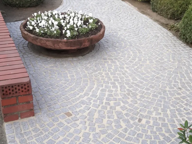 Derselbe Hof mit Natursteinpflaster nach der Reinigung, Steine wieder hell