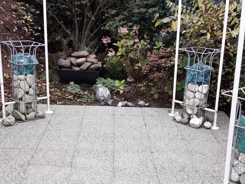 Dieselbe Waschbeton-Terrasse nach der Reinigung, Platten wieder hell