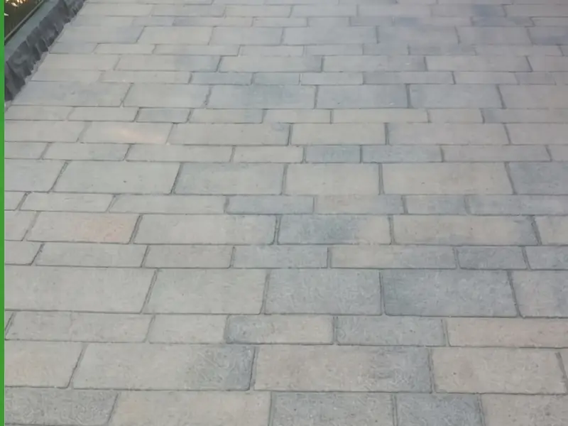 Derselbe Weg aus Betonplatten nach der Reinigung, gleichmäßig hell